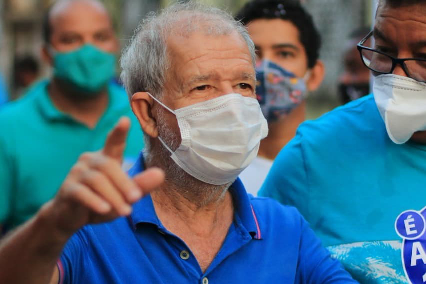 Prefeito Jairo Baptista em uma caminhada durante a campanha política de 2020